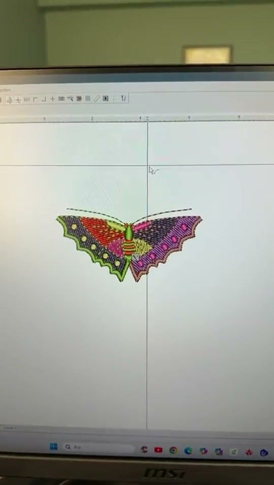 Nakış desen programında renkli kelebek arma deseni videosu
